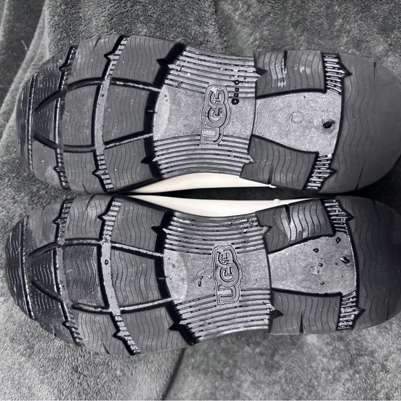 UGG White and Black Droplet Boots - Picture 6 of 7